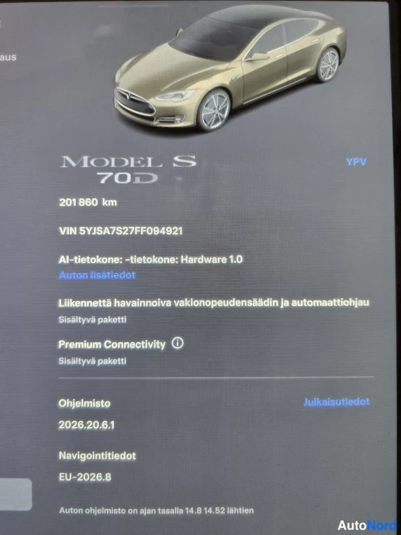 Etuviisto, nokka vasemmalle: Näyttökuva Tesla Model S -tiedostoista: auton kuva ja tekniset tiedot kuten VIN ja ohjelmistoversio.