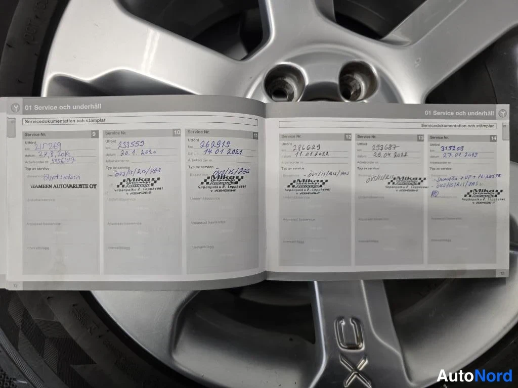 Yksityiskohta: Volvo-huoltokirjan sivut 12–13: palvelumerkinnät 182869 km (22.8.2019), 193559 km (20.1.2020), 202919 km (14.1.2021), 211629 km (11.1.2022), 223687 km (28.9.202