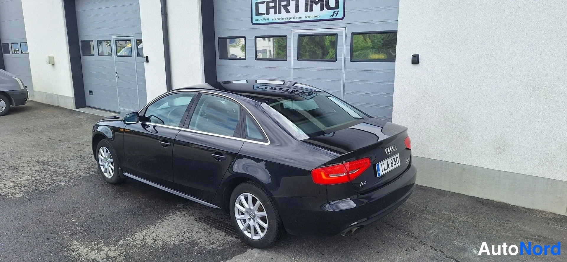 Takaviisto: Audi A4 -sedanin takakulmakuva: musta korirunko, takavalot ja rekisterikilpi näkyvät, takaosa oikealla.