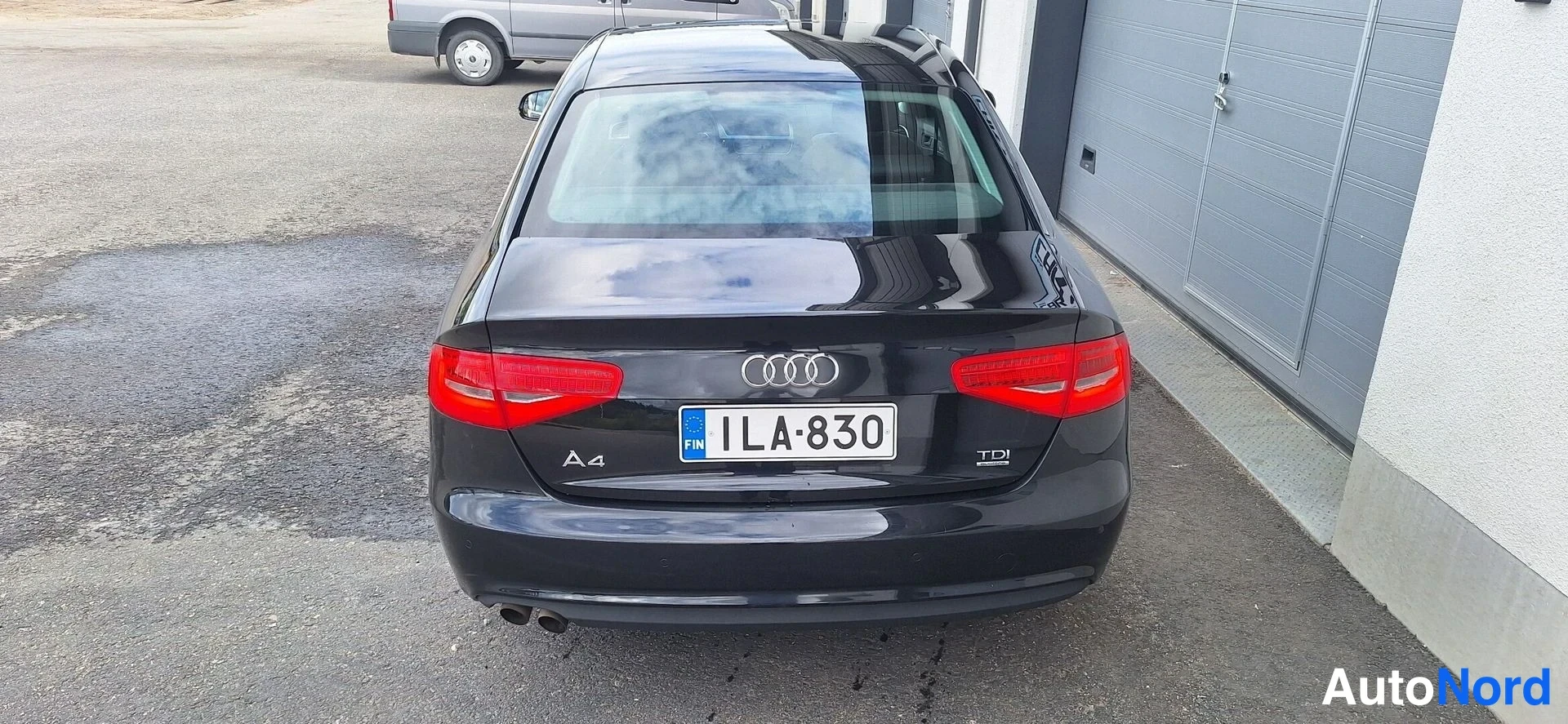 Takaa: Mustan Audi A4 -sedanin takaosa takaa kuvattuna; rekisterikilpi ja TDI-merkintä.
