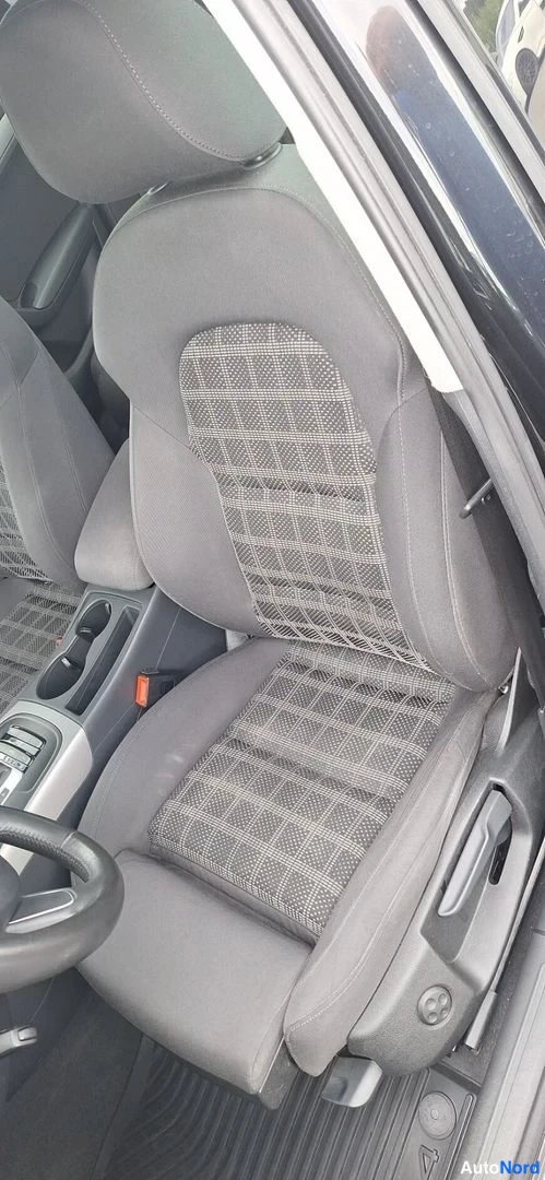Muu: Audi-nelospöörän etumatkustajan kangasistuin lähikuvana.