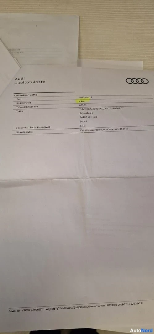 Muu: Suuri taitettu Audi-huoltotuostesivu, jossa pääosin tyhjä huolto-osio ja tunnisteet numerot alareunassa.