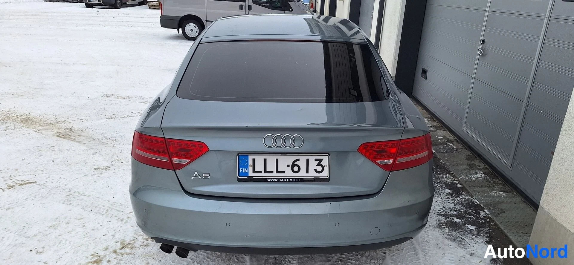 Takaa: Audi A5:n peräsuora, rekisterikilpi ja A5-merkintä näkyvissä