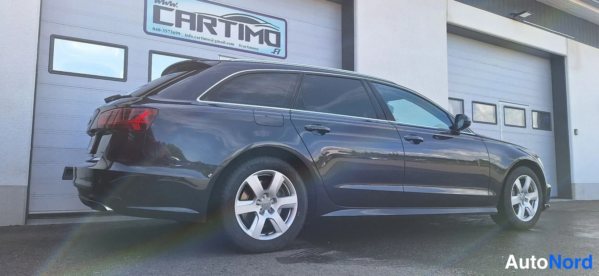 Takaviisto: Audi A6 -farmari takaa viistosti oikealta