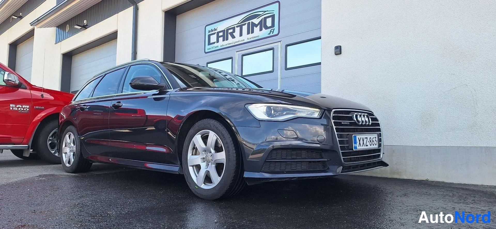 Etuviisto, nokka oikealle: Audi A6 -farmari edestä viistosti, nokka kuvan oikealla
