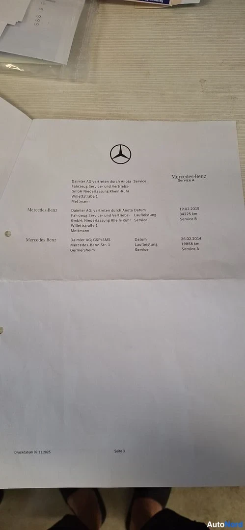 Muu: Huoltokirjan sivu, jossa kaksi Mercedes-Benz-huoltoa päivämäärineen ja kilometrilukemineen.