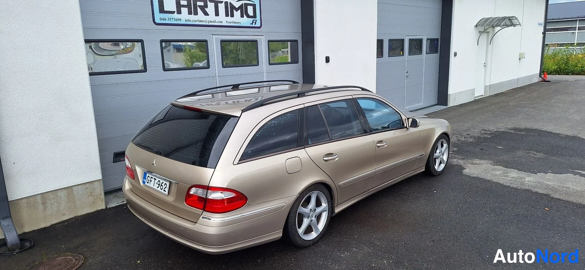 Takaviisto: Beige Mercedes-Benz farmari takaviistosta, rekisteritunnus.