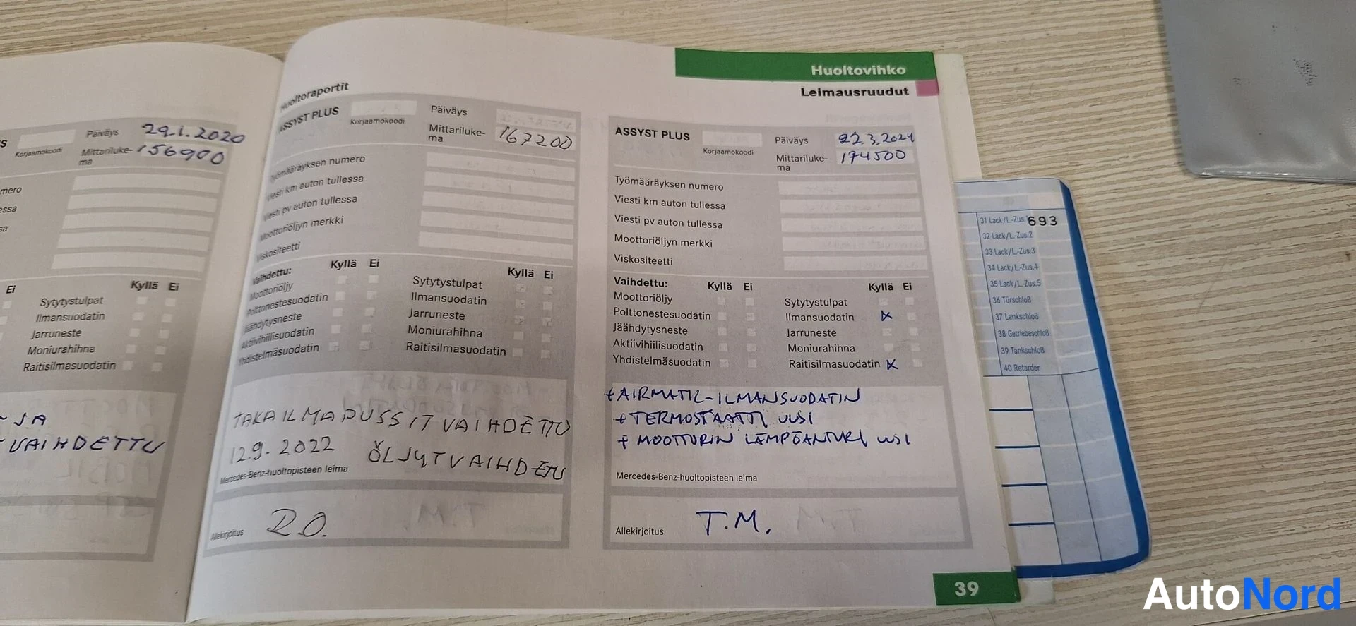 Muu: Huoltovihkon avattu sivu 39, leimausruudut merkitty päiväyksillä ja mittarilukemilla, käsin kirjoitettuja muistiinpanoja huolloista.