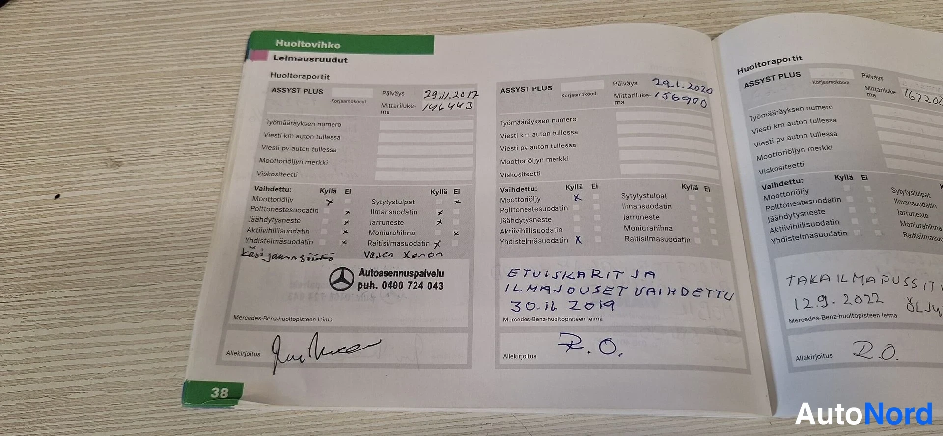 Muu: Huoltovihkon sivu 38 leimausruuduilla, käsinkirjoitetut merkinnät ilmajousituksen vaihdosta ja huoltopalvelun leima.