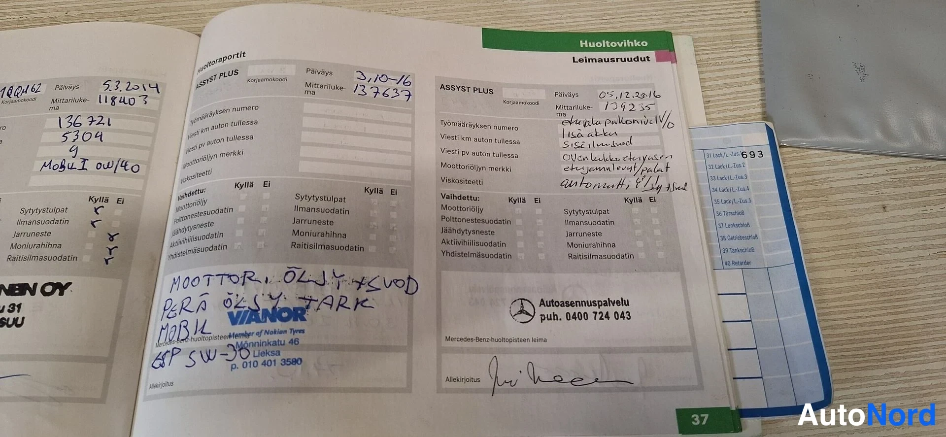 Muu: Huoltovihkon sivu 37 leimausruuduilla, käsin kirjoitetut merkinnät öljyn- ja suodattimen vaihdosta sekä Vianor-leima.