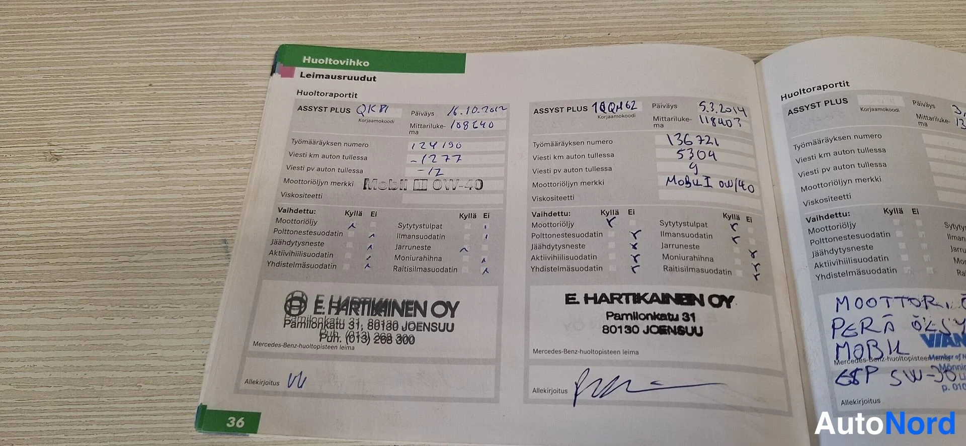 Muu: Huoltovihkon sivu 36 leimausruuduilla, huoltoyhtiö E. Hartikainen OY:n leimat ja käsinkirjoitetut huoltomerinnät.