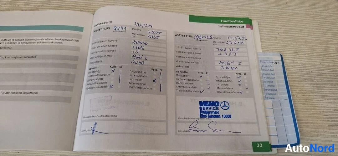 Asiakirja: Huoltovihkon sivut 33–34; Assyst Plus -huoltoraportteja käsinkirjoitettuine mittalukemineen sekä Veho Service Pääjmäräki Enso Suomen ja Mercedes-Benzin leimoja.