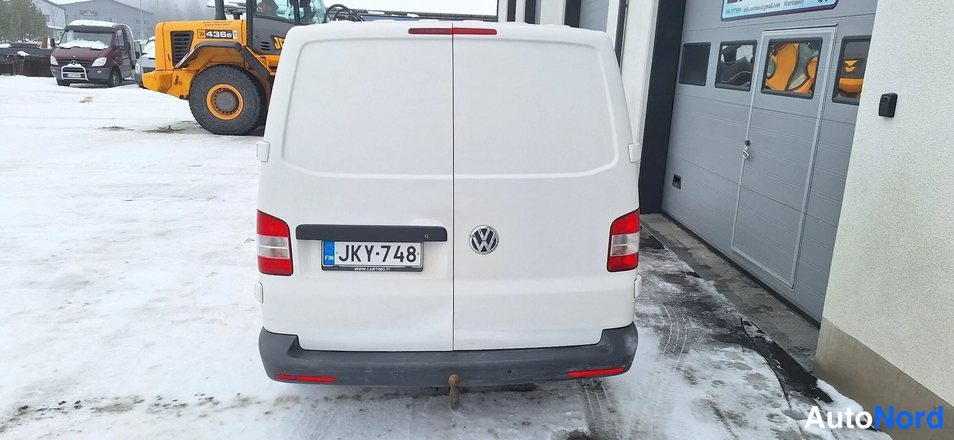 Takaa: Valkoinen pakettiauto takaa kuvattuna, rekisteritunnus.