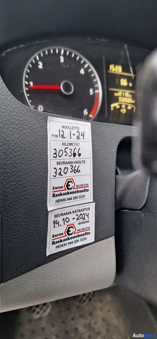Muu: Ratkaisunäyttö ja komponentit: huolto- ja katsastustarrat tuulilasin takana. Mittaristossa huoltoilmoitus 12-24 ja KM 305366. Seuraava huolto 320366. Katsastust