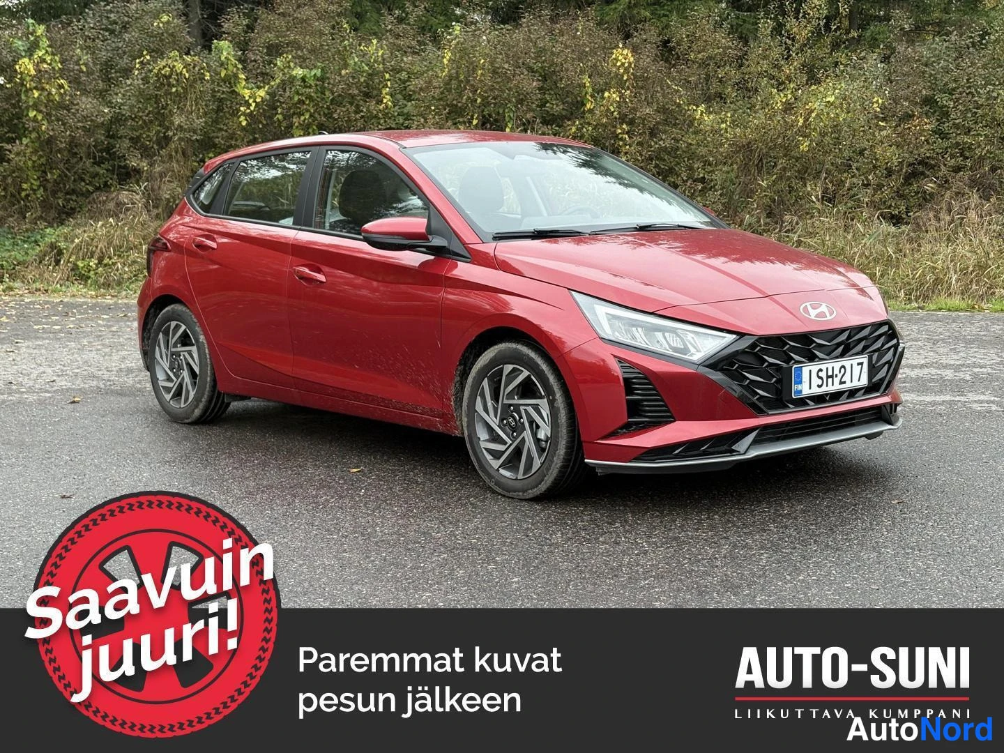 Etuviisto, nokka oikealle: Punaisen hatchbackin etukulmanäkymä, keula oikealla, rekisterissä.