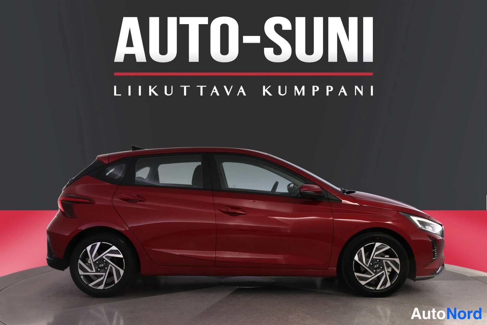 Punainen Hyundai i20 2025, etuviisto, keula oikealle, kuva 3