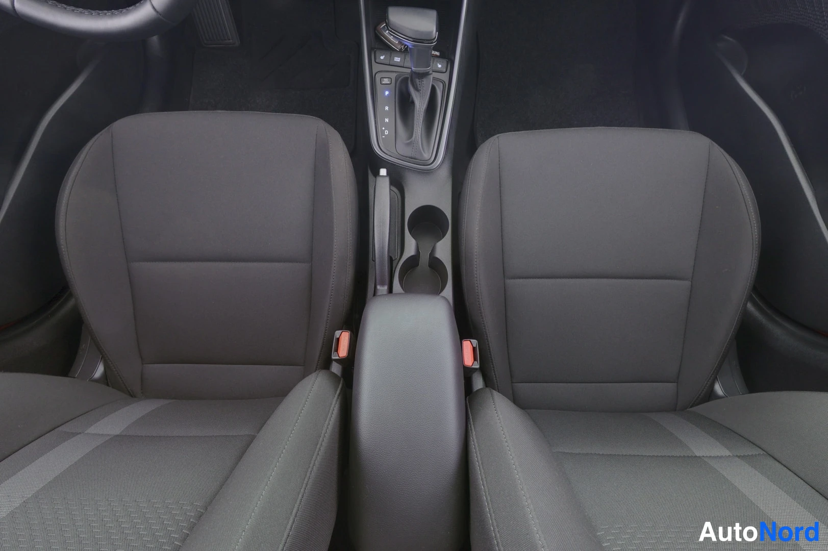Punainen Hyundai i20 2025, kuva 17