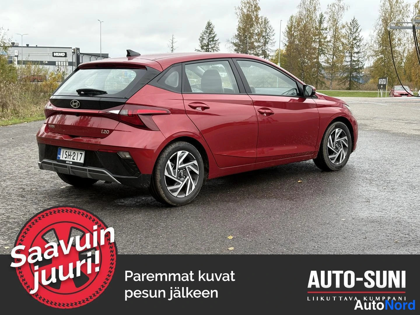Takaviisto: Punaisen hatchbackin takakulmanäkymä, keula oikealle, rekisteri.