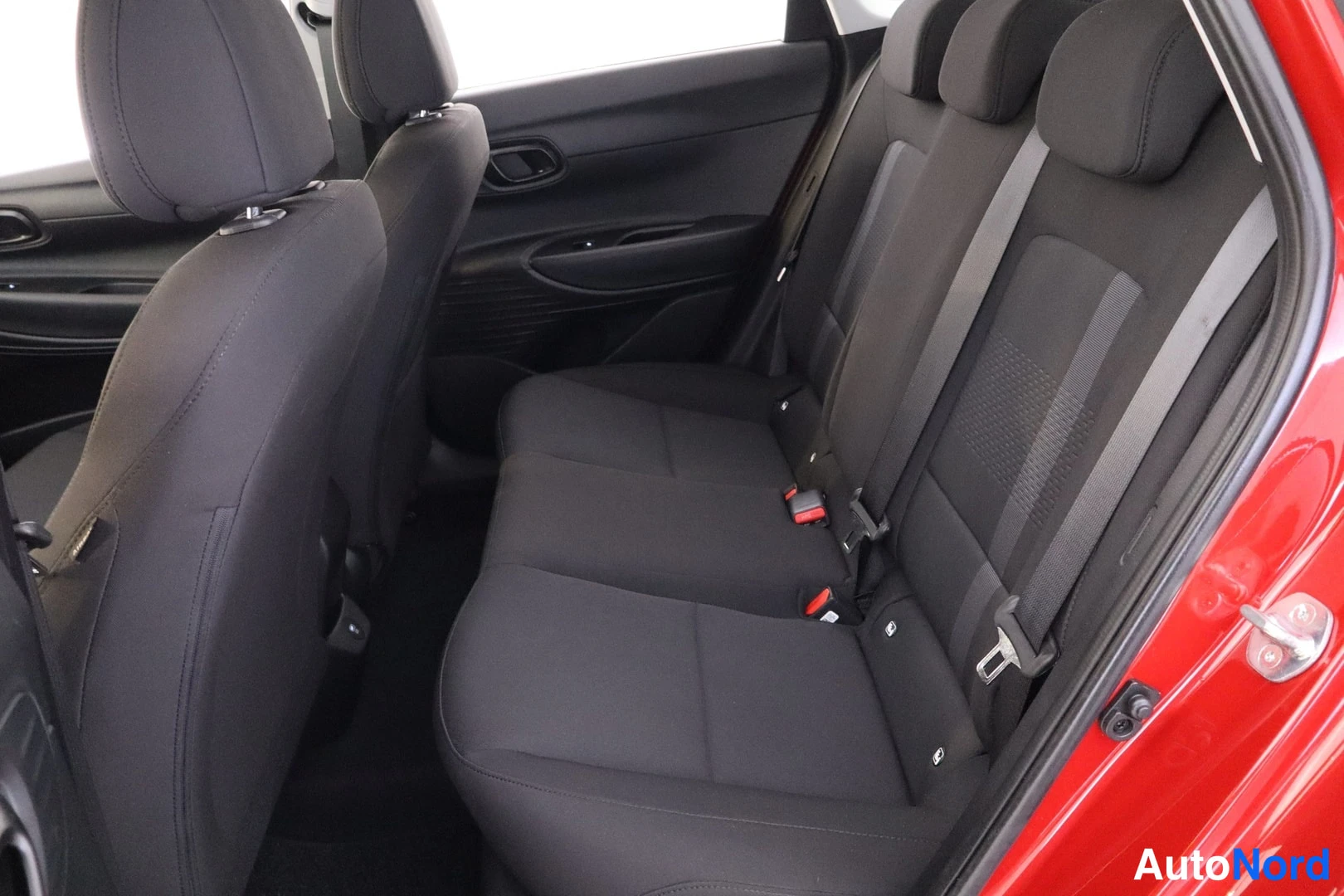 Punainen Hyundai i20 2025, kuva 24