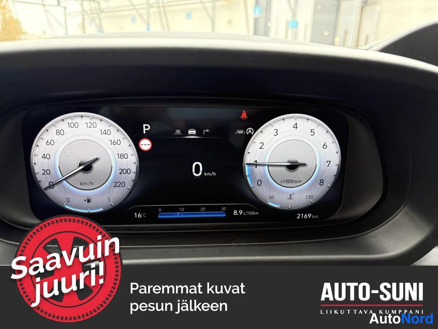 Muu: Kojelaudan näyttö: nopeusmittari ja kierroslukumittari, huudometri näyttää 2169 km, P-vaihde päällä.