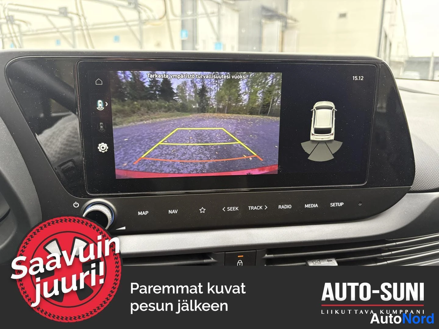 Muu: Infotainment-näyttö näyttää peruutuskameran kuvan ja 360-kuva-ikonin, valikossa MAP, NAV, RADIO, MEDIA, SETUP.