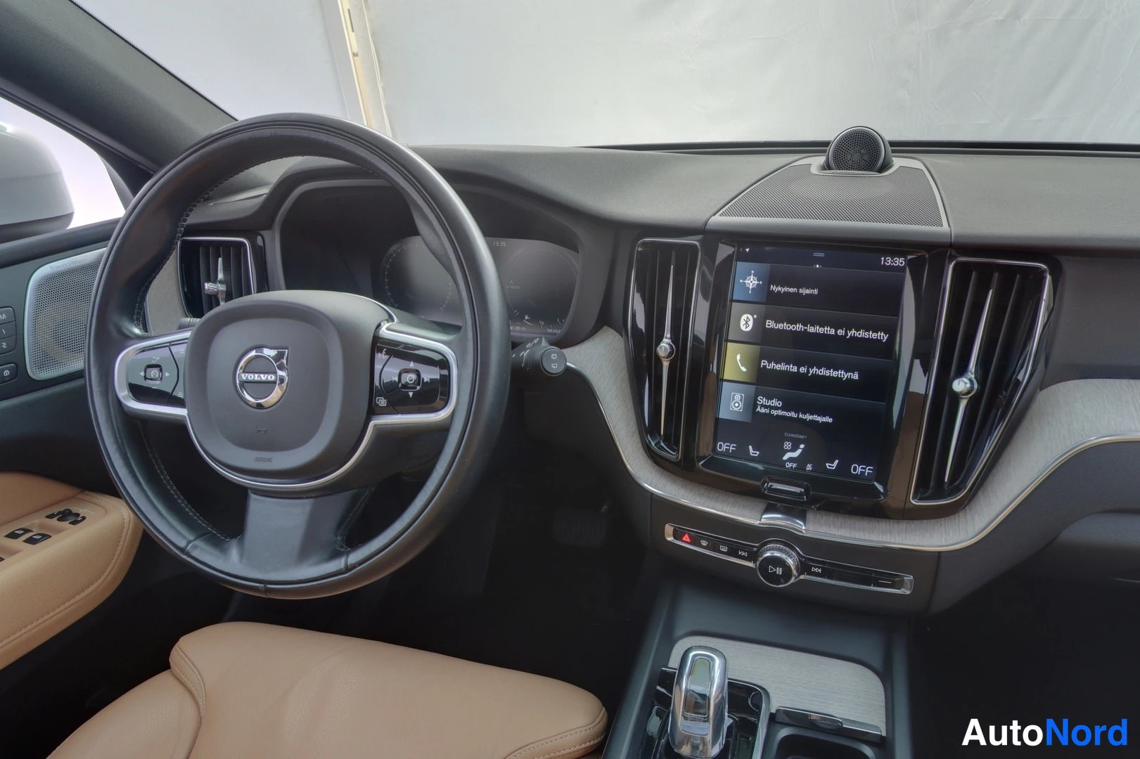 Valkoinen Volvo XC60 2018, kuva 9