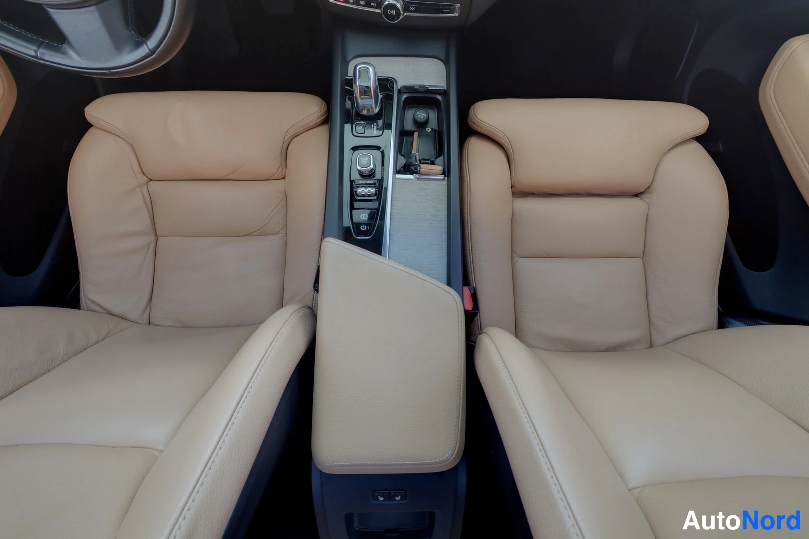 Valkoinen Volvo XC60 2018, kuva 10