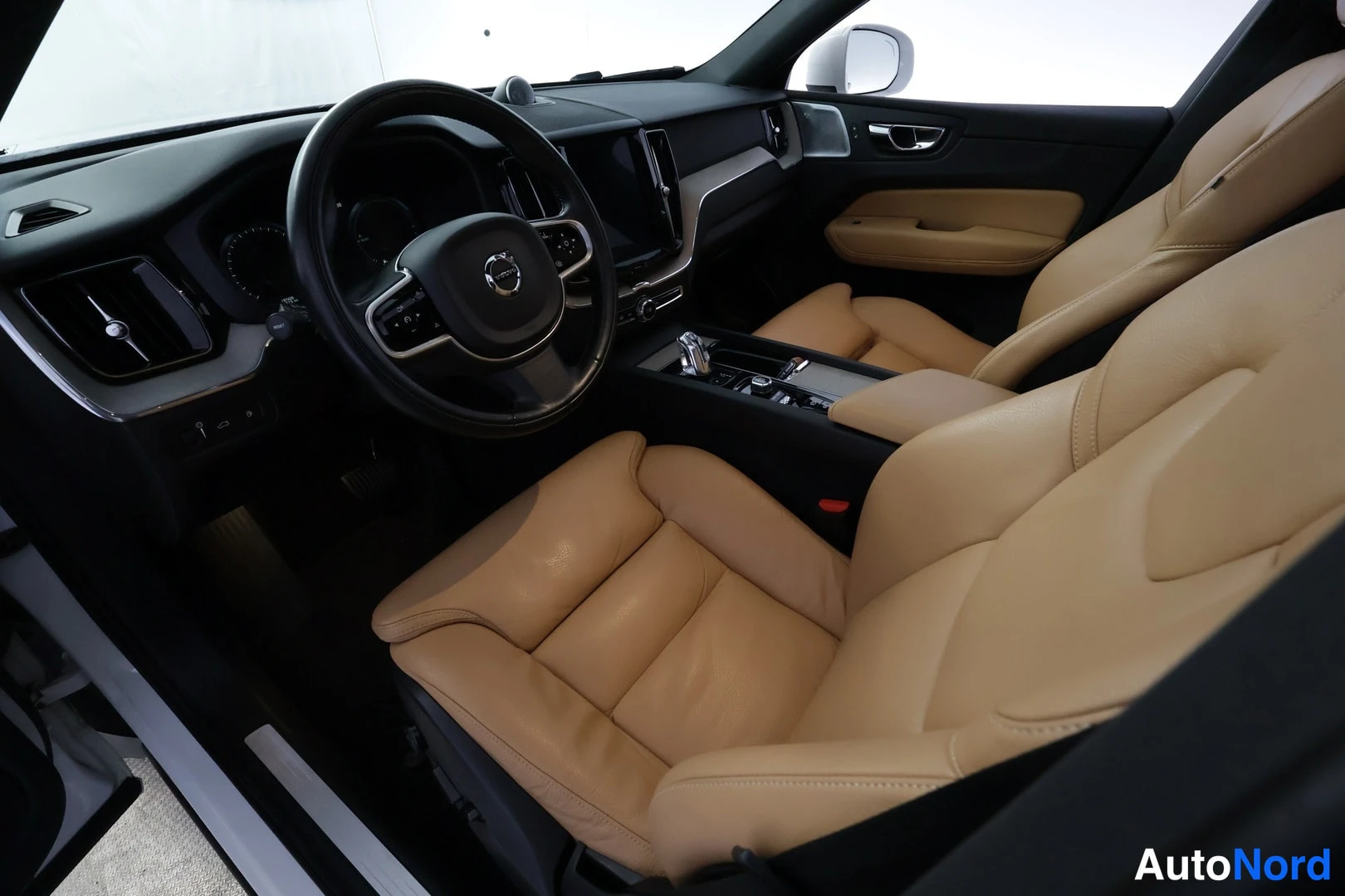 Valkoinen Volvo XC60 2018, kuva 11