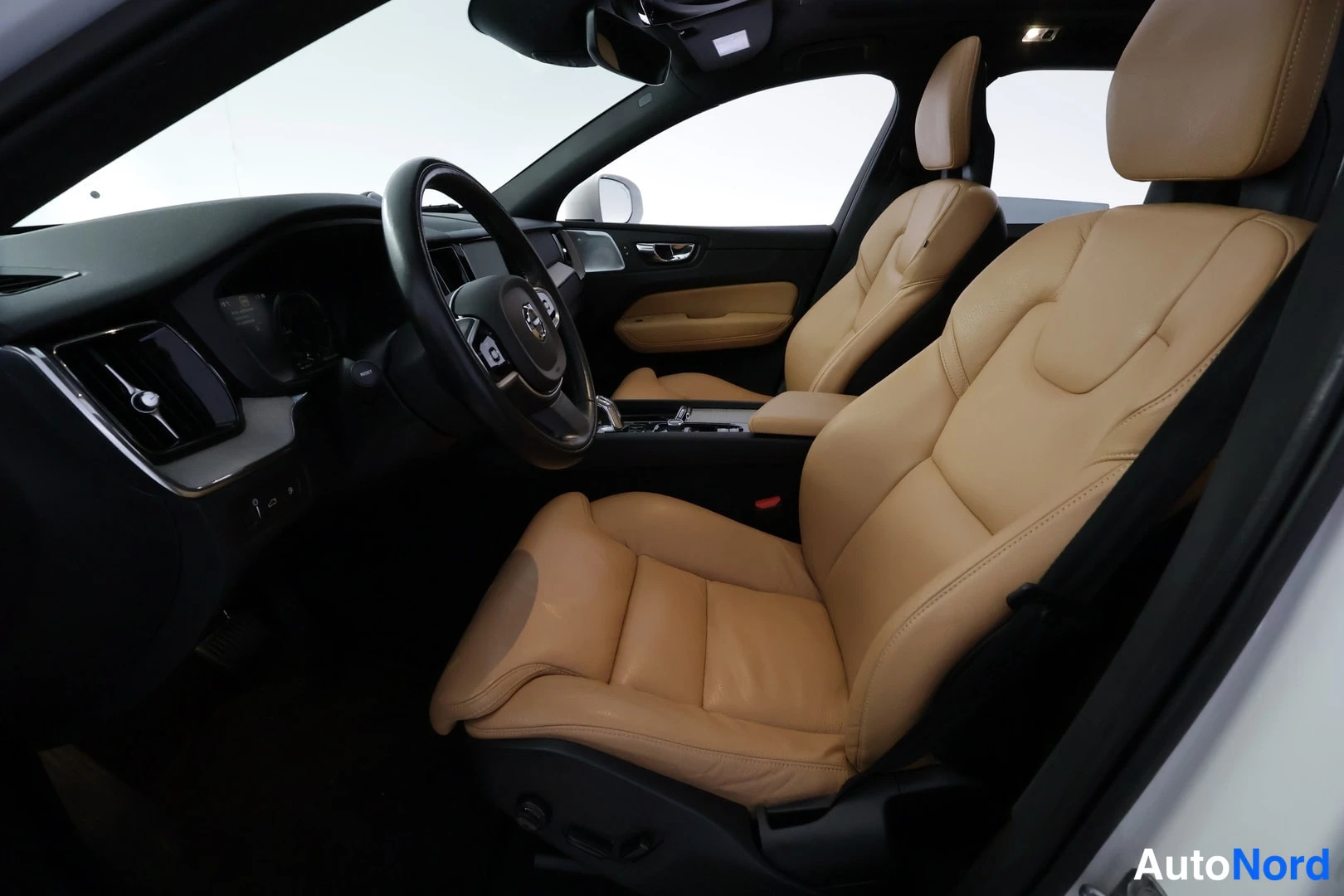 Valkoinen Volvo XC60 2018, kuva 12