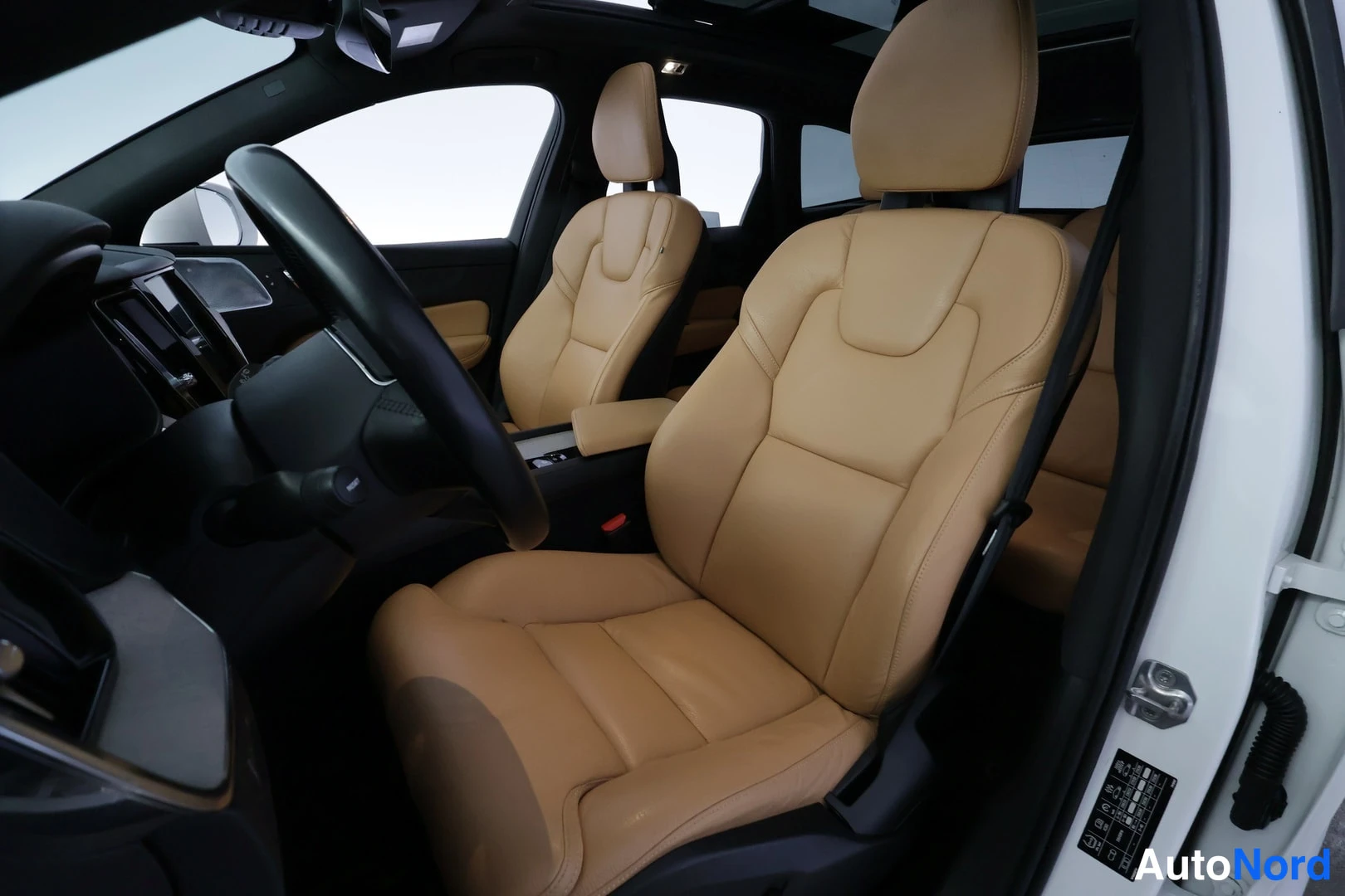 Valkoinen Volvo XC60 2018, kuva 13