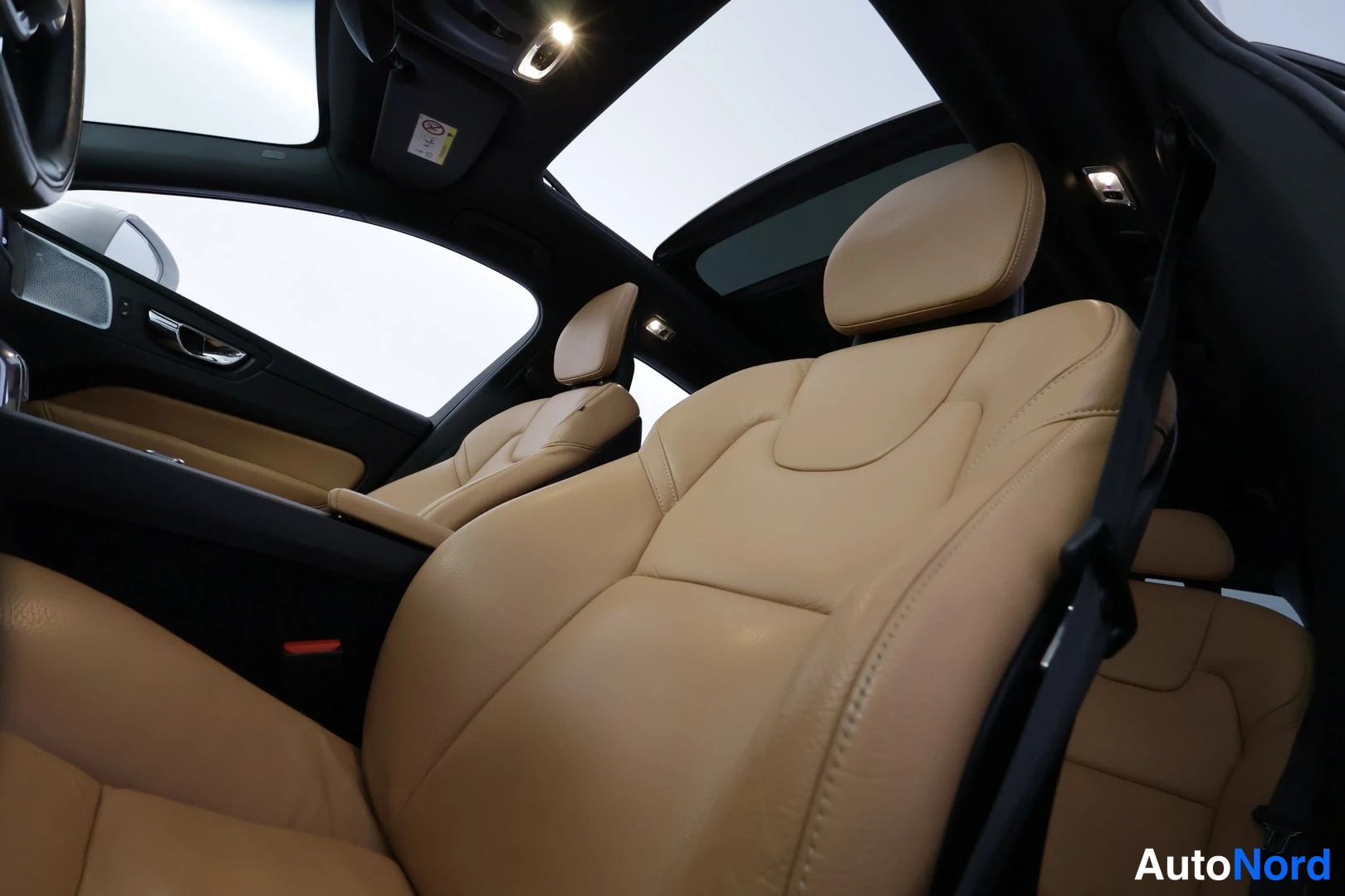Valkoinen Volvo XC60 2018, kuva 14