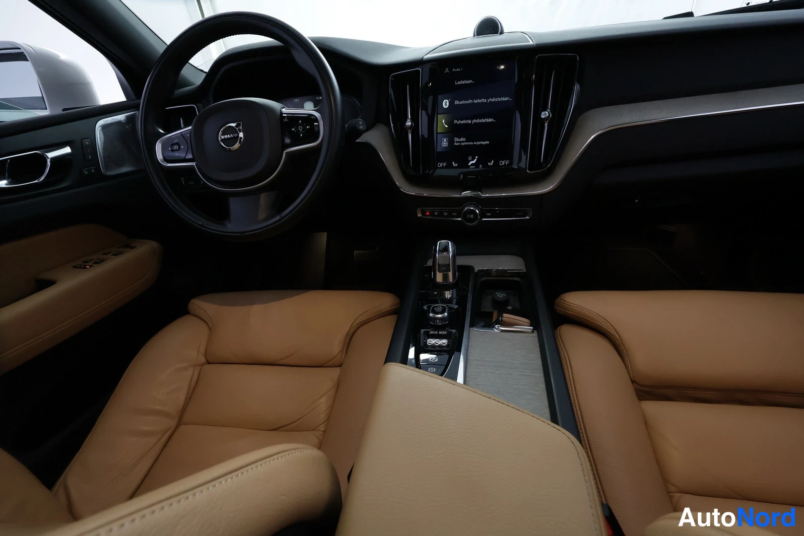Valkoinen Volvo XC60 2018, kuva 35