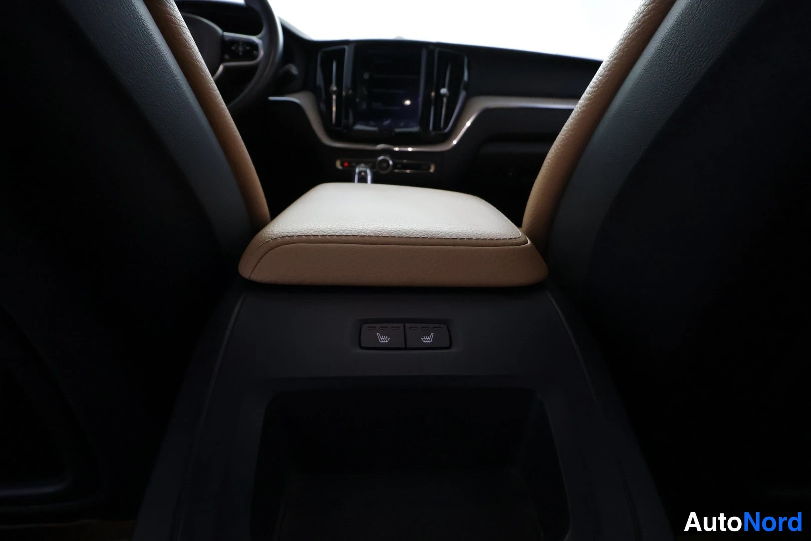 Valkoinen Volvo XC60 2018, kuva 15