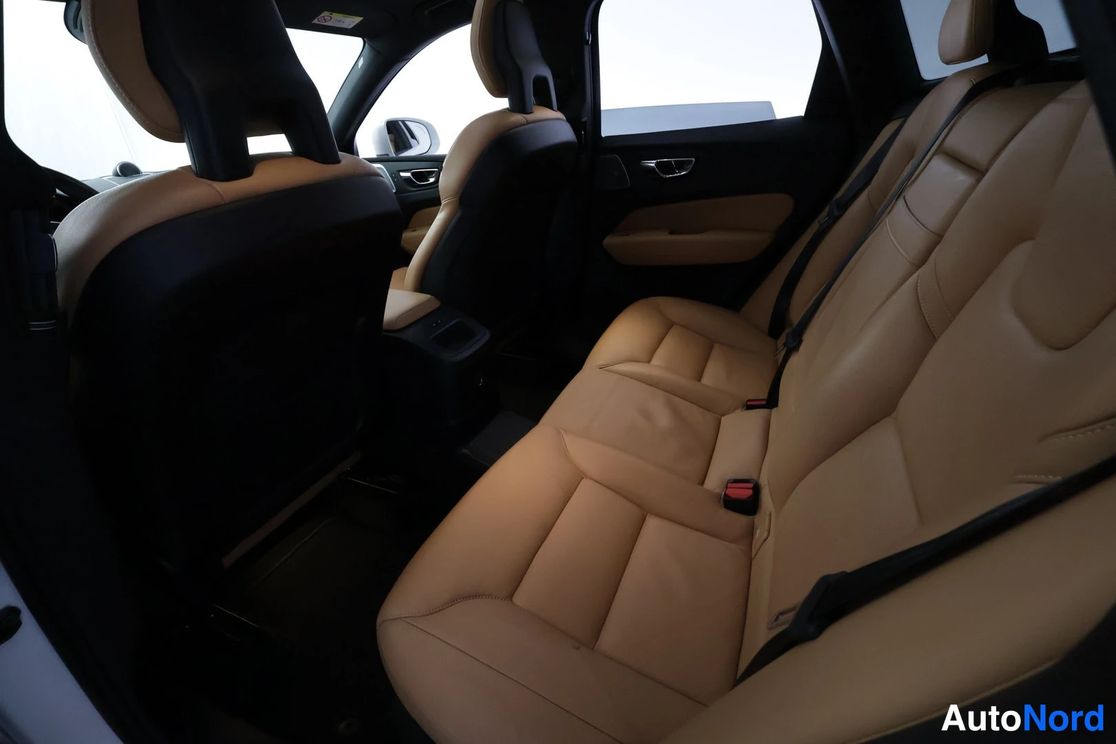 Valkoinen Volvo XC60 2018, kuva 16