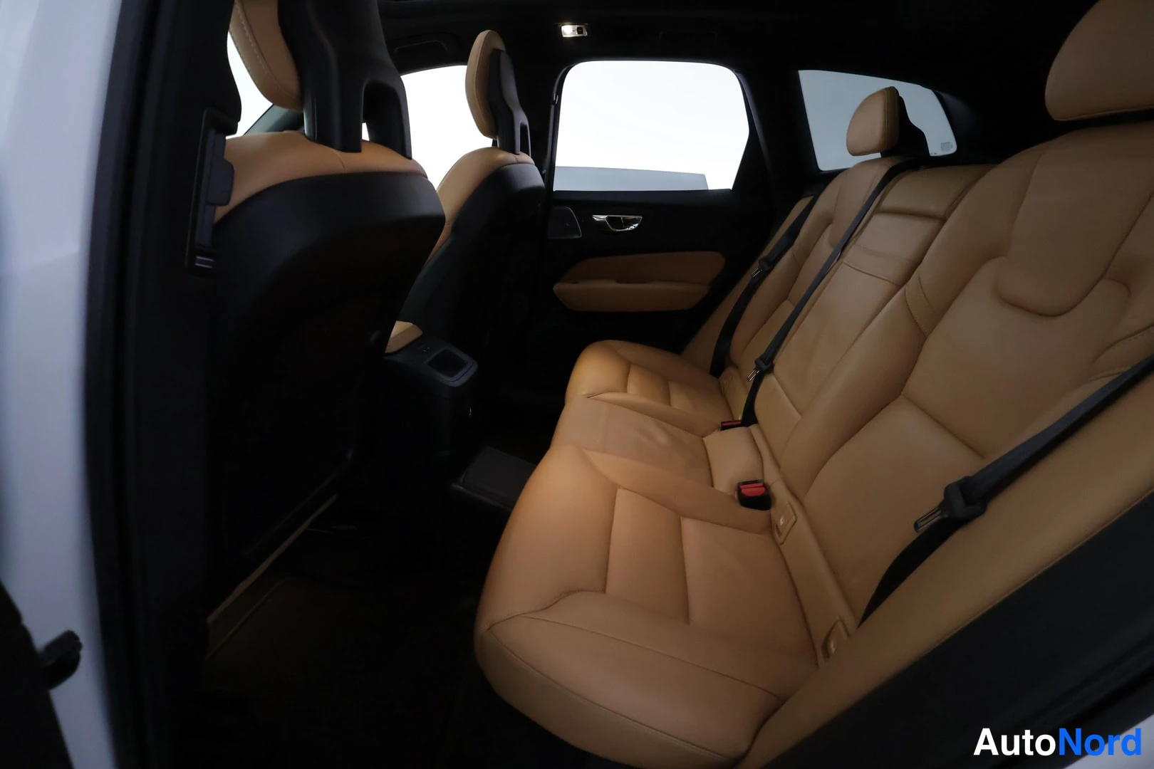 Valkoinen Volvo XC60 2018, kuva 17