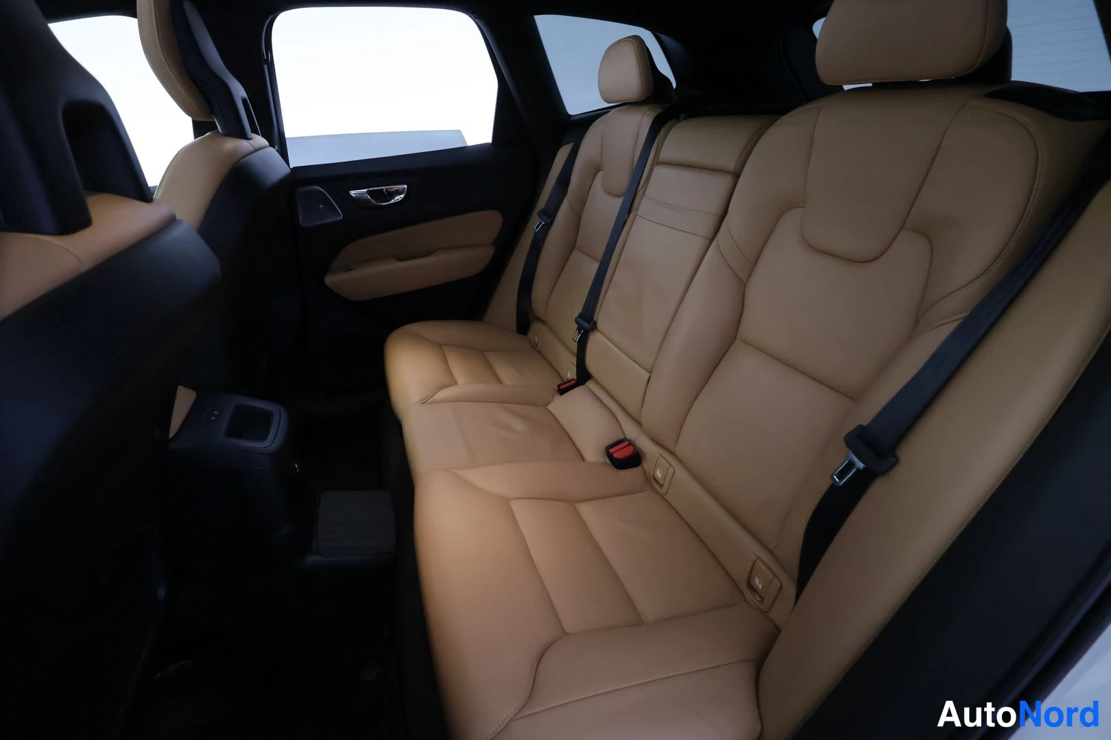 Valkoinen Volvo XC60 2018, kuva 18