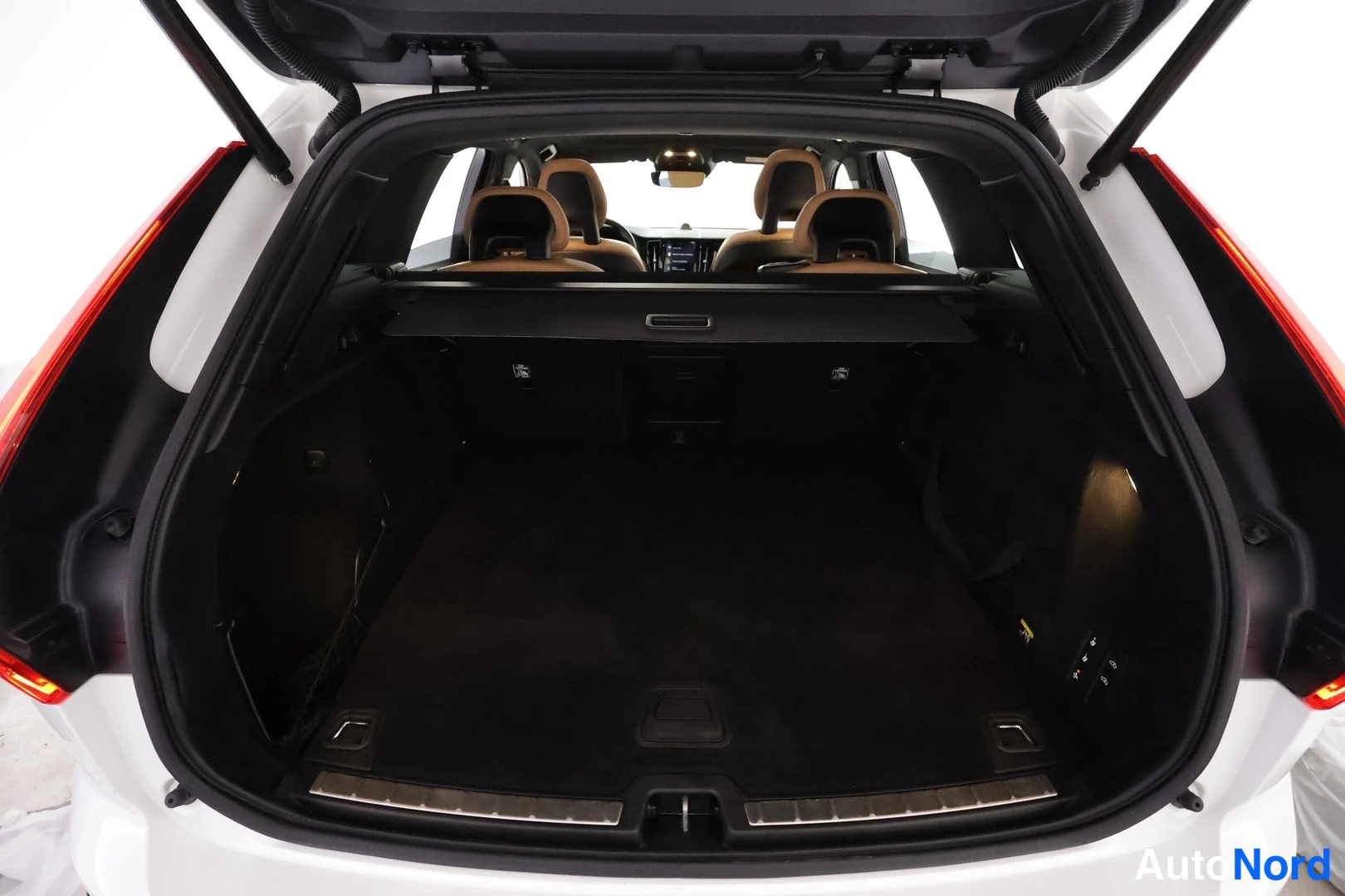 Valkoinen Volvo XC60 2018, kuva 36