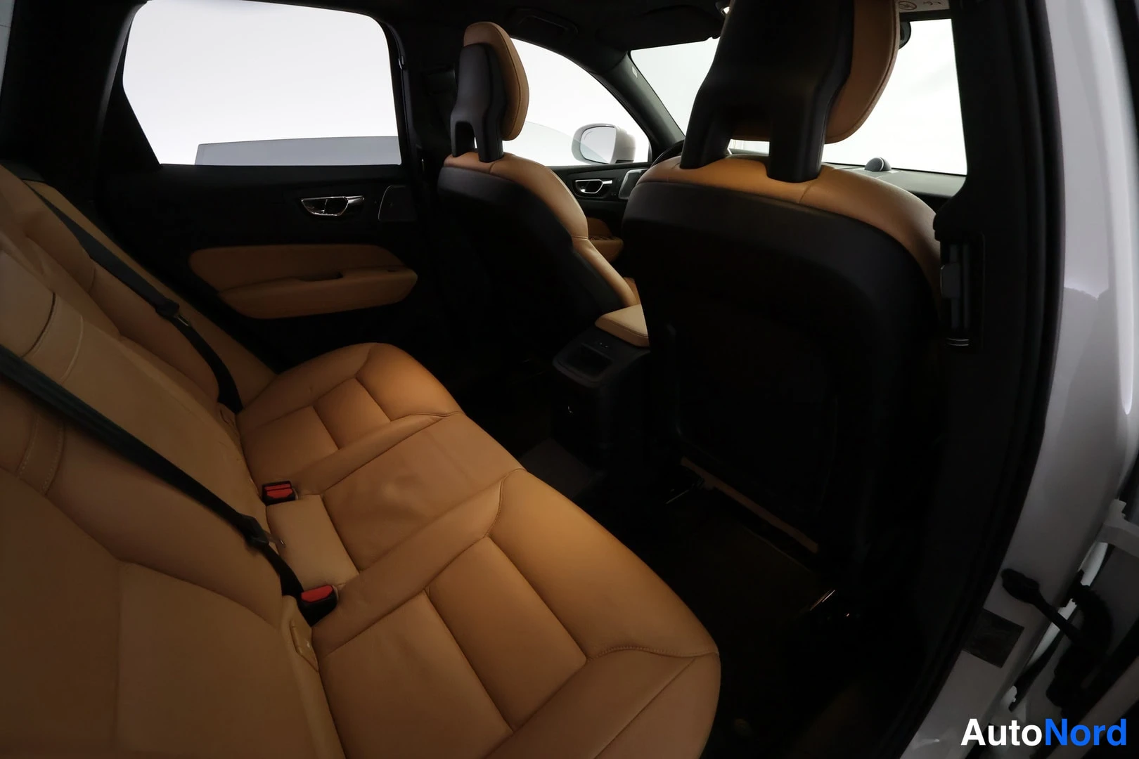 Valkoinen Volvo XC60 2018, kuva 22