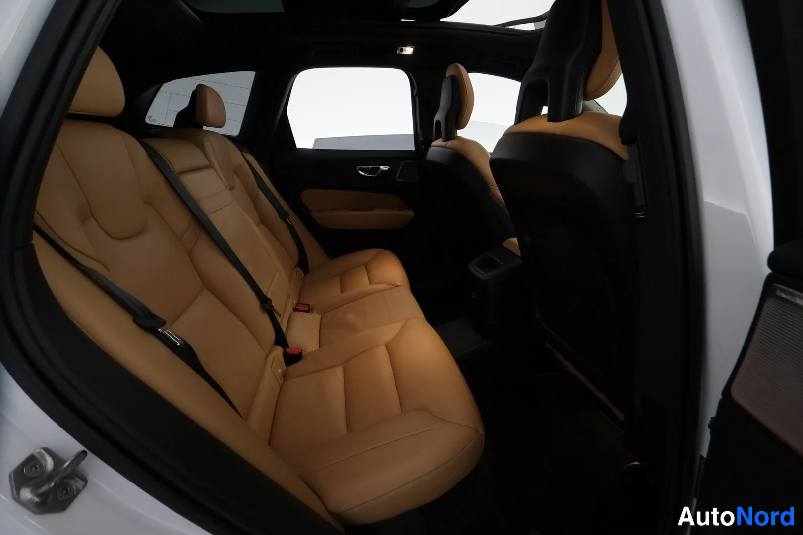 Valkoinen Volvo XC60 2018, kuva 23