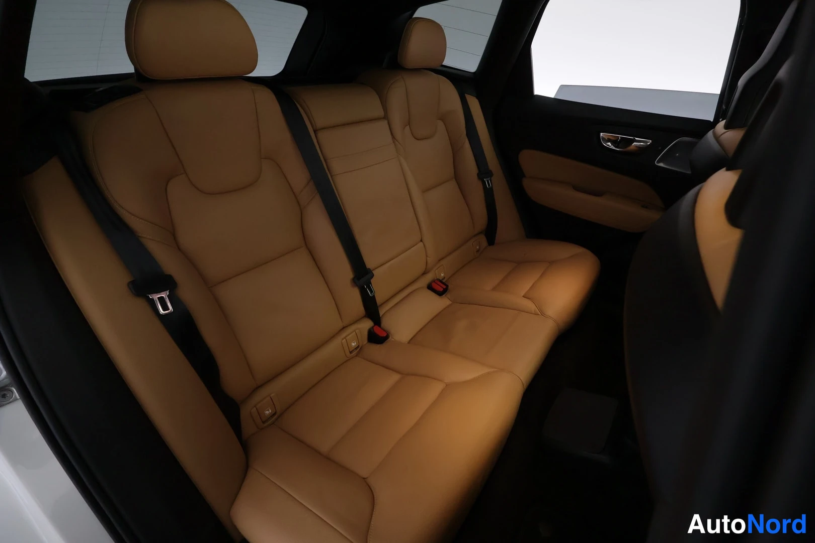 Valkoinen Volvo XC60 2018, kuva 24
