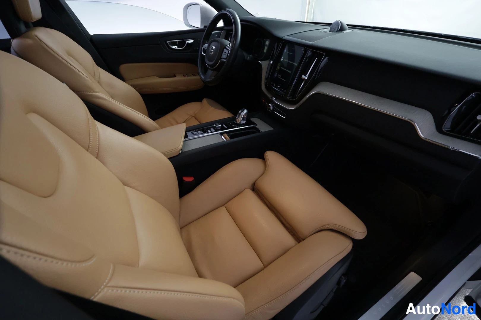 Valkoinen Volvo XC60 2018, kuva 25