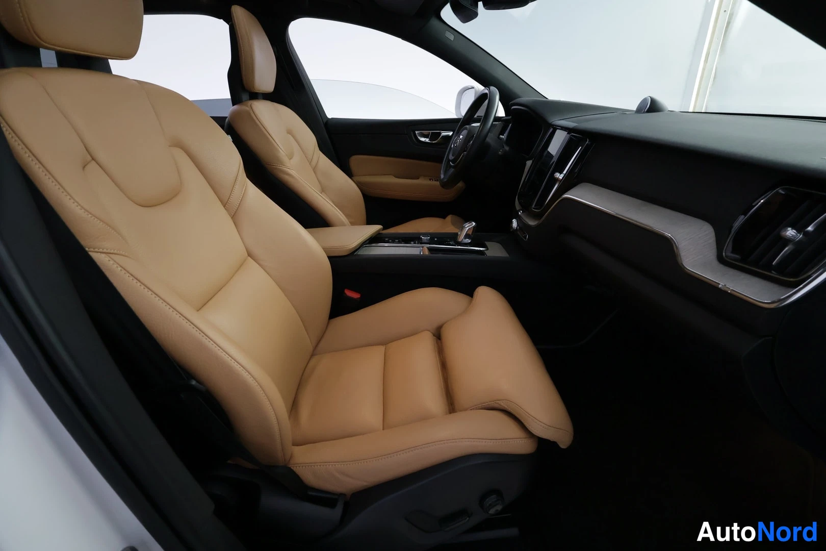 Valkoinen Volvo XC60 2018, kuva 26
