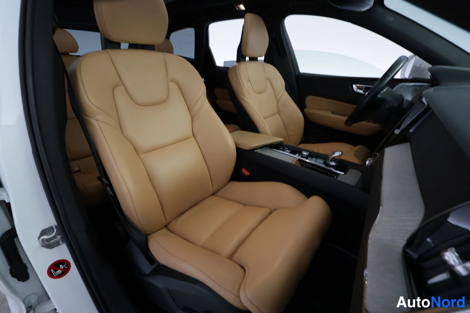 Valkoinen Volvo XC60 2018, kuva 27