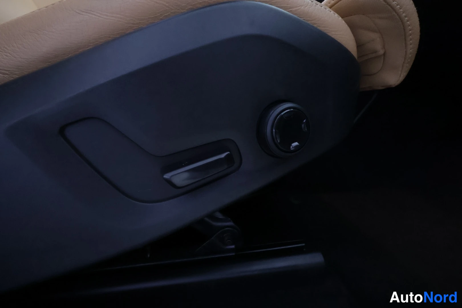 Valkoinen Volvo XC60 2018, kuva 37