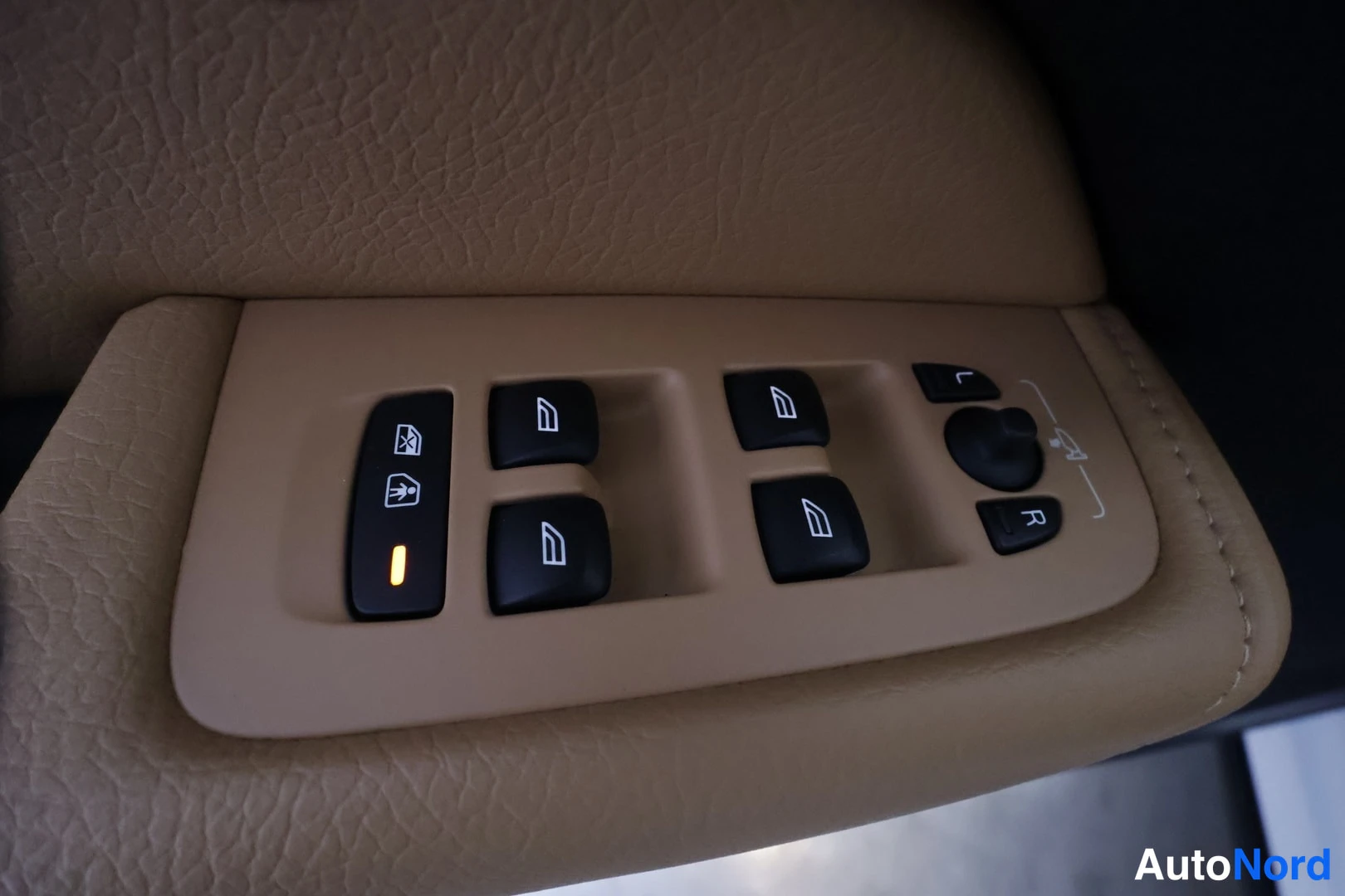 Valkoinen Volvo XC60 2018, kuva 28