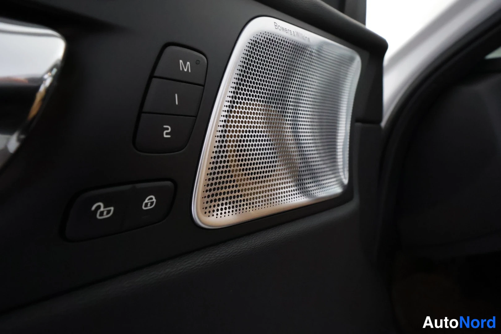 Valkoinen Volvo XC60 2018, kuva 29