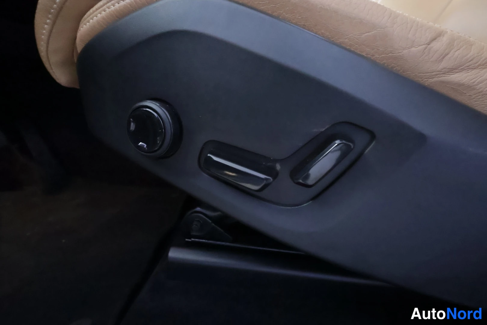 Valkoinen Volvo XC60 2018, kuva 30