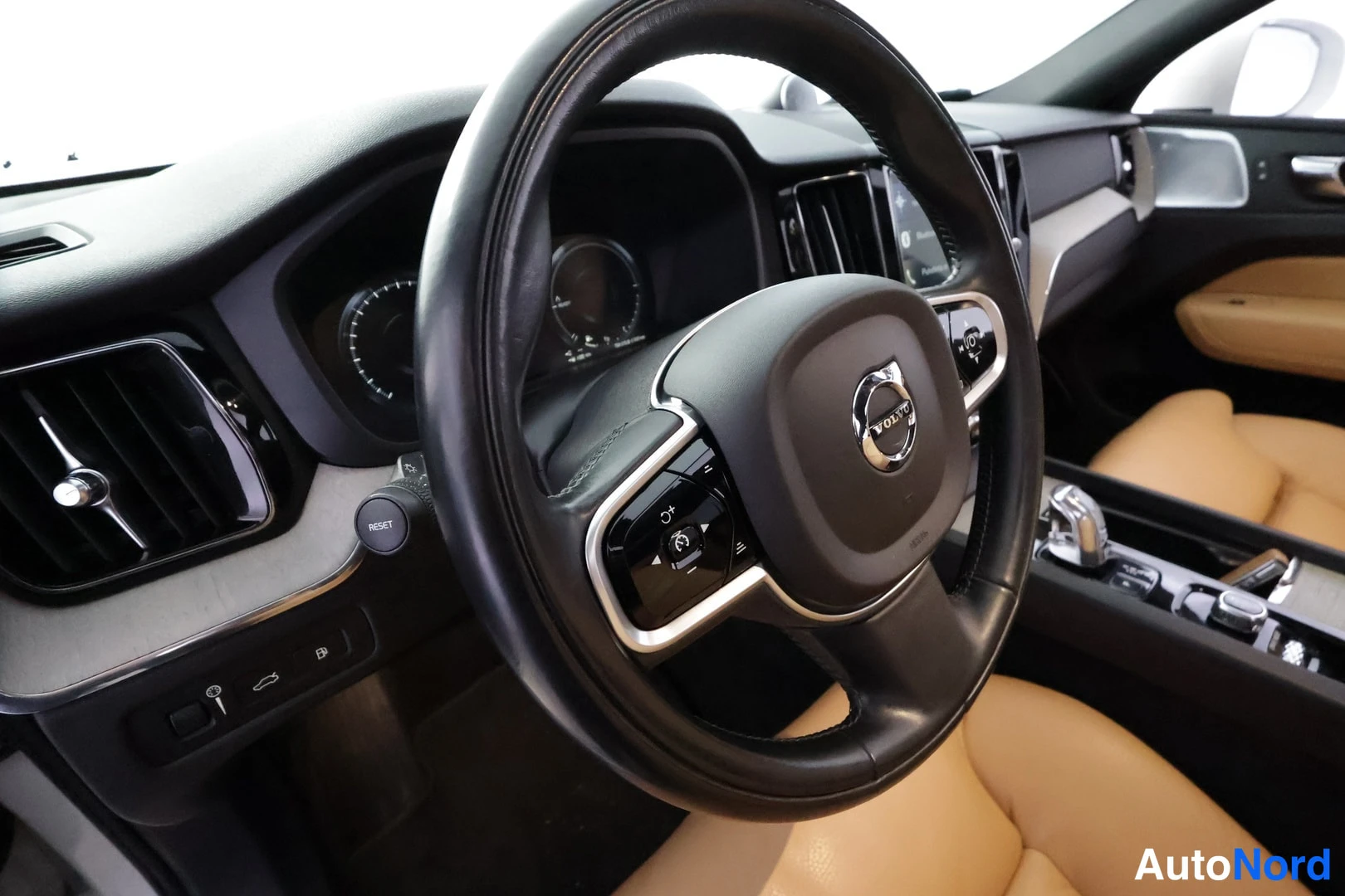 Valkoinen Volvo XC60 2018, kuva 32