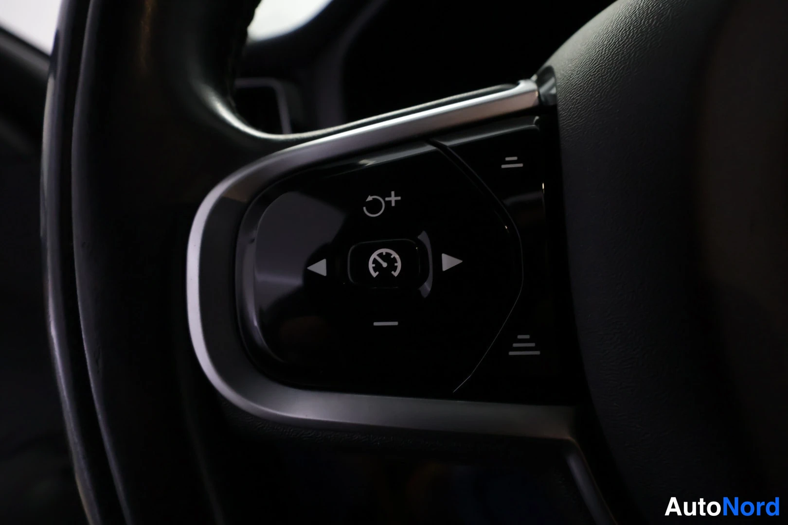 Valkoinen Volvo XC60 2018, kuva 38
