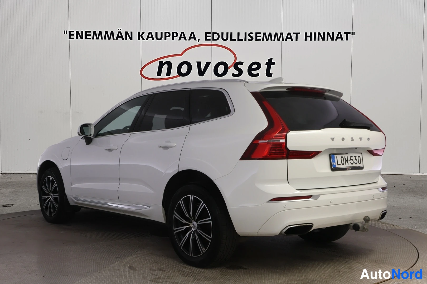 Valkoinen Volvo XC60 2018, takaviisto, kuva 4